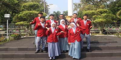 Delapan Siswa XI-5 MAN 2 Ciamis Bangga Ikut Paduan Suara MAN 2 Ciamis di Upacara Harkitnas ke-118 Tingkat Kabupaten