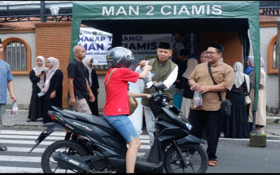 18 ekskul MAN 2 Ciamis bersama OSIS dan MPK  Gelar Aksi Berbagi Takjil, Sukses Sebarkan 1.150 Paket untuk Warga.